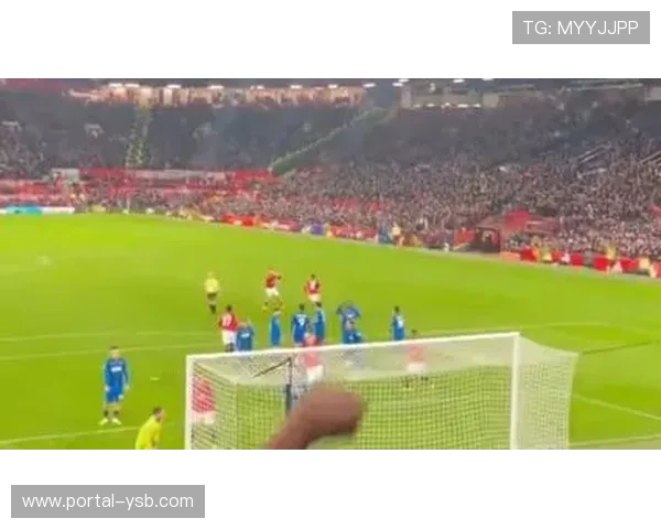 曼联B费进球前滑倒在地，随即起身完成破门，过程一波三折。