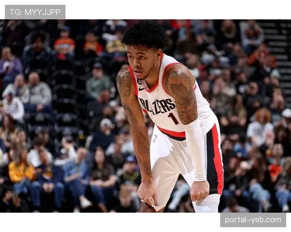 特写镜头：哈维-西蒙斯助攻后手指向看台，献给到场观战的家人